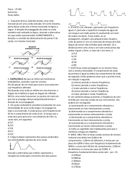 Enquanto brinca, Gabriela produz uma onda