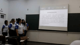 T&iacute;tulo: Apresenta&ccedil;&atilde;o dos alunos pibidianos na escola Fleurides